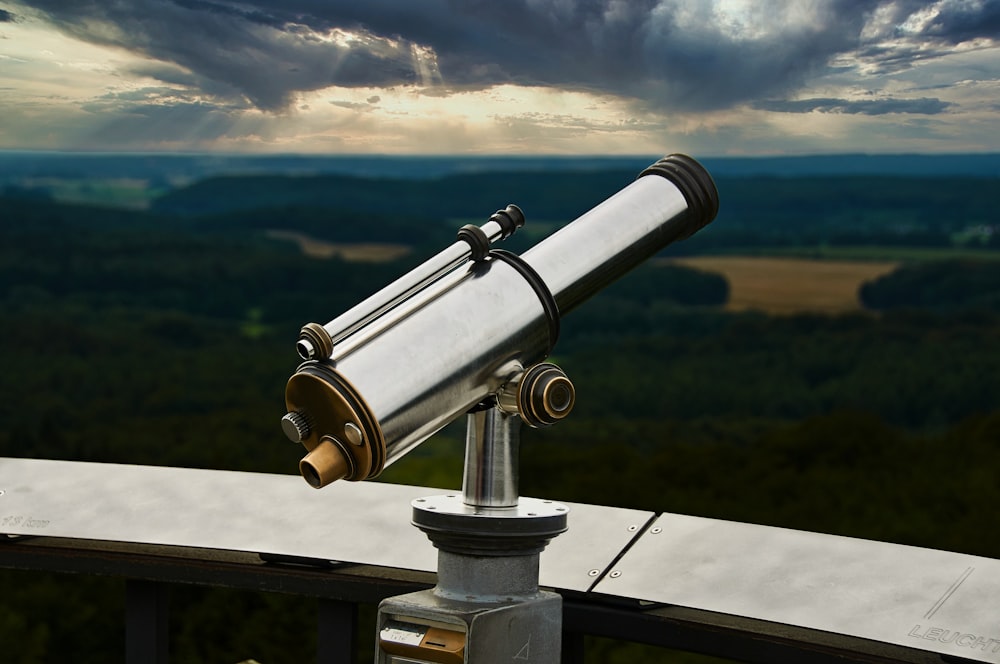 um telescópio sentado em cima de um poste de metal