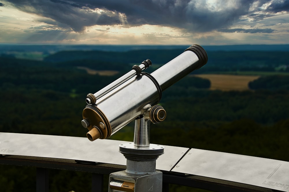 Un telescopio seduto sulla cima di un palo di metallo