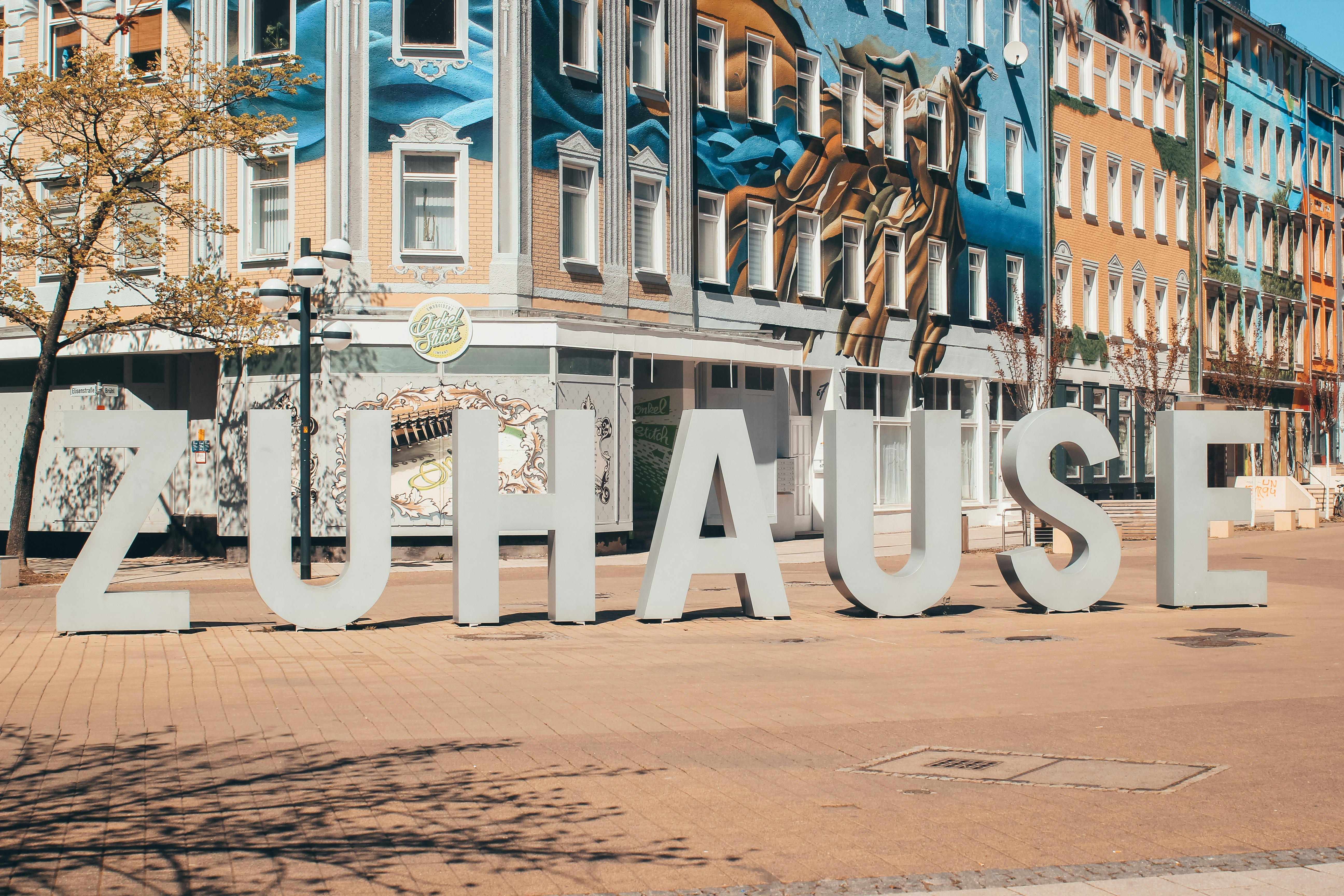 ZUHAUSE Buchstaben auf dem Brühl Boulevard