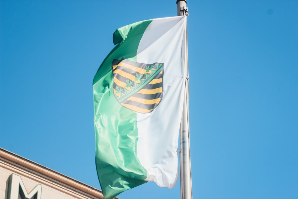 Bandera verde, amarilla y blanca