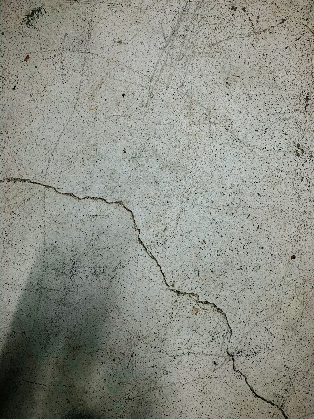 白と灰色のコンクリートの床