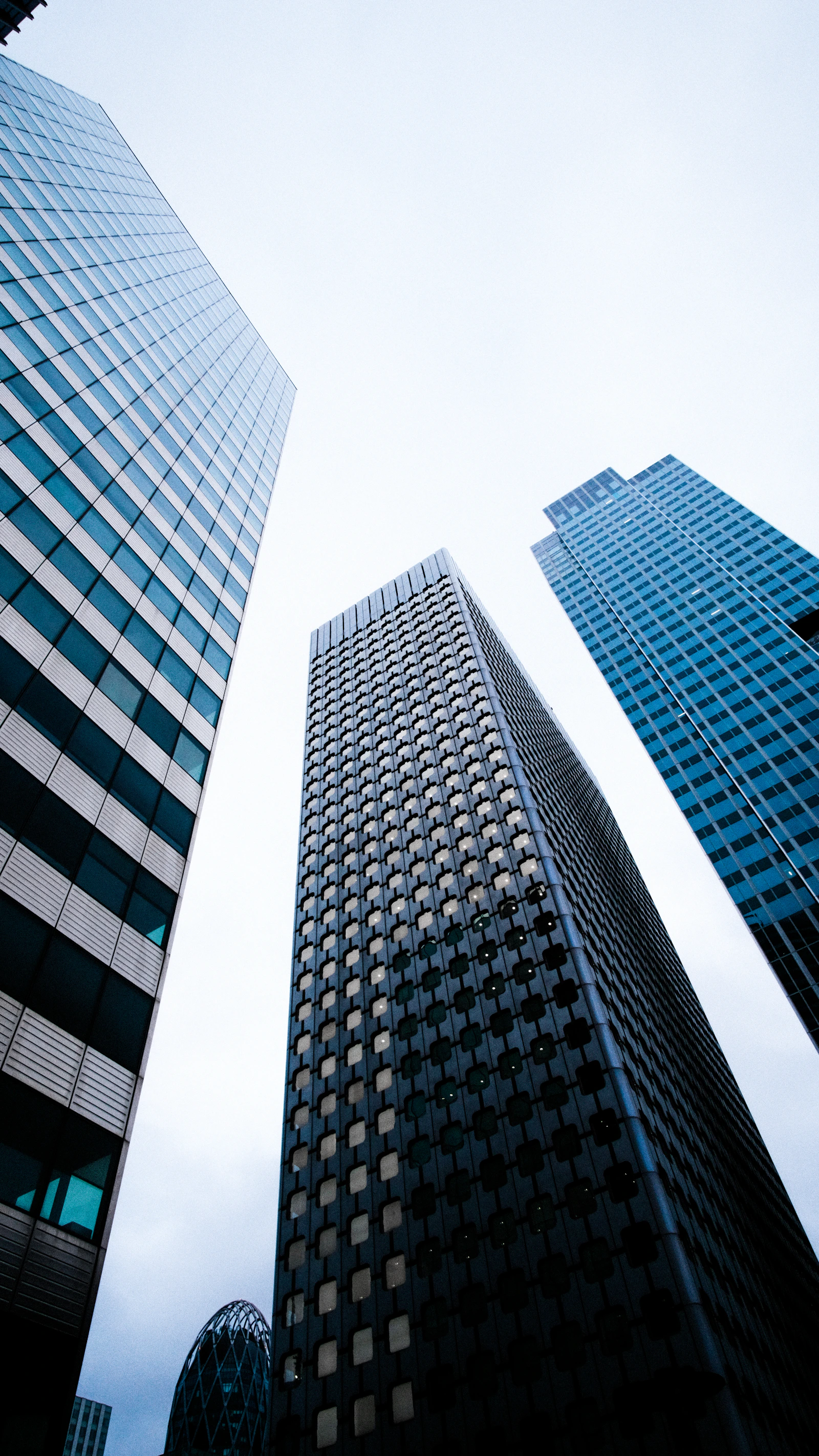 Vue en contre-plongée des tours de bureaux du quartier d'affaires de La Défense, à Paris.