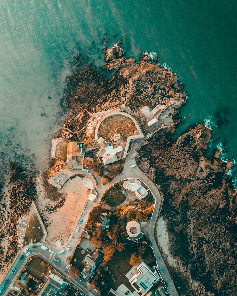 vista aérea da cidade perto do corpo de água durante o dia