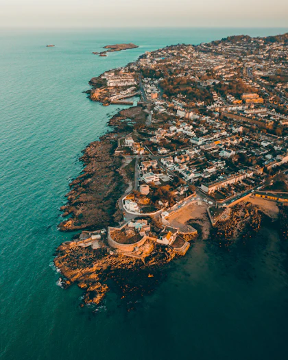 Pôr do sol sobre o mar em Sandycove, Dublin, visto de drone