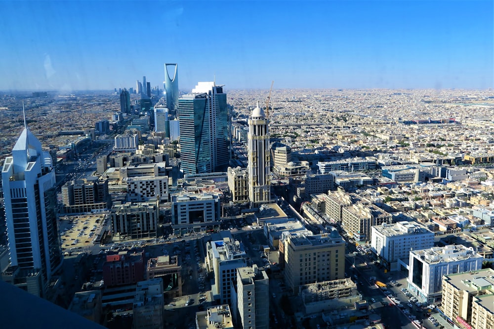 Una vista de una ciudad desde lo alto de un edificio