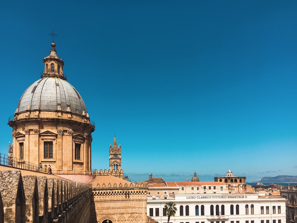 Edificio in cemento bianco e marrone sotto il cielo blu durante il giorno