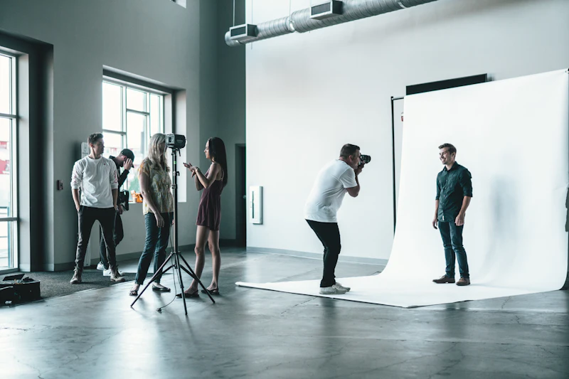 Set fotografico in studio con fondale bianco