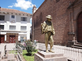 Portrait of Juan Carlos Galindo López standing in front of the Españita municipal building.
