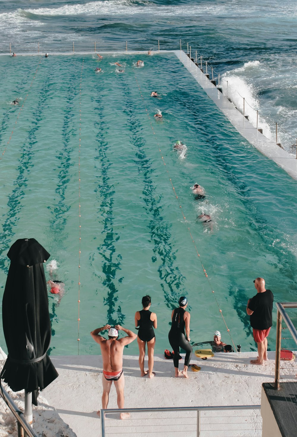 Personen im Schwimmbad während des Tages