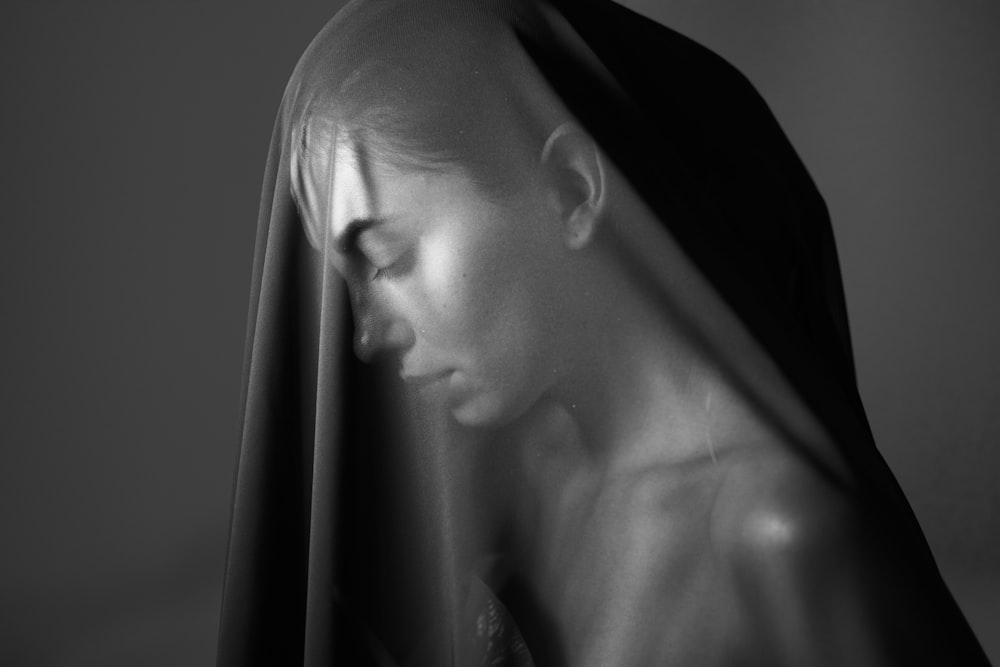 Frau im schwarzen Hemd in Graustufenfotografie