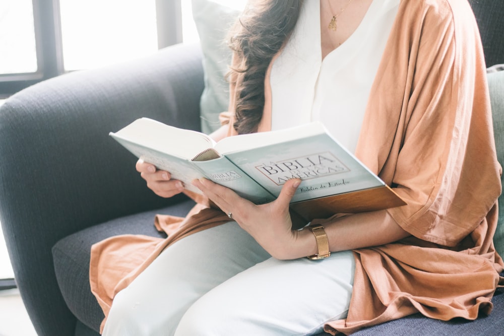 Femme en robe brune livre de lecture