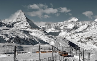 Zermatt’s snowy landscapes, ideal for family ski trips