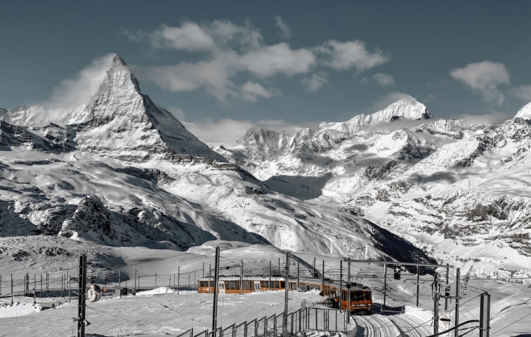Zermatt’s snowy landscapes, ideal for family ski trips