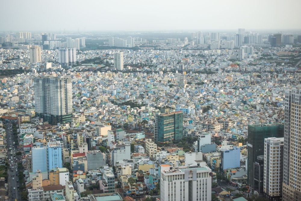 Vista aérea de los edificios de la ciudad durante el día