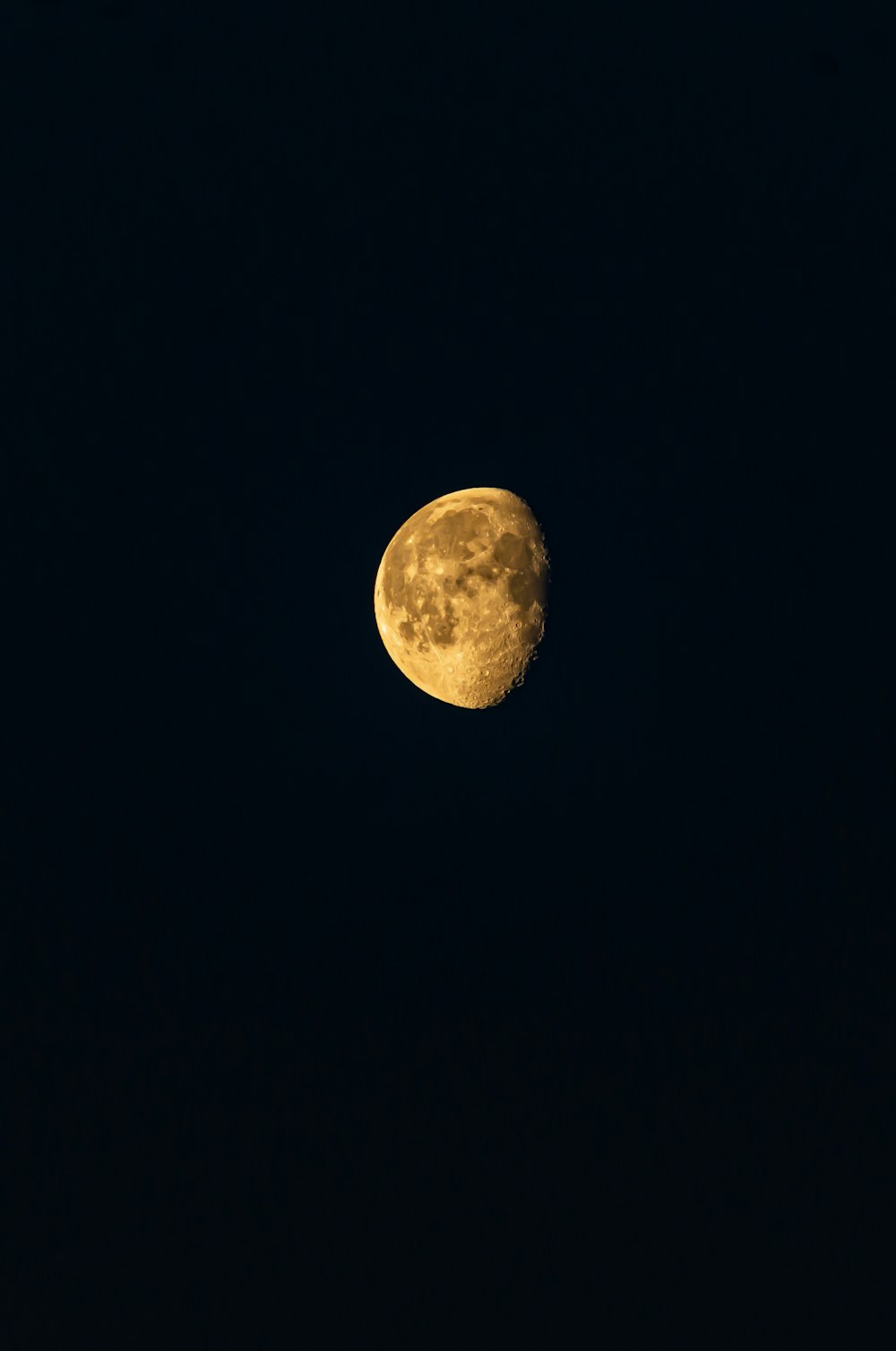 luna piena nel cielo notturno