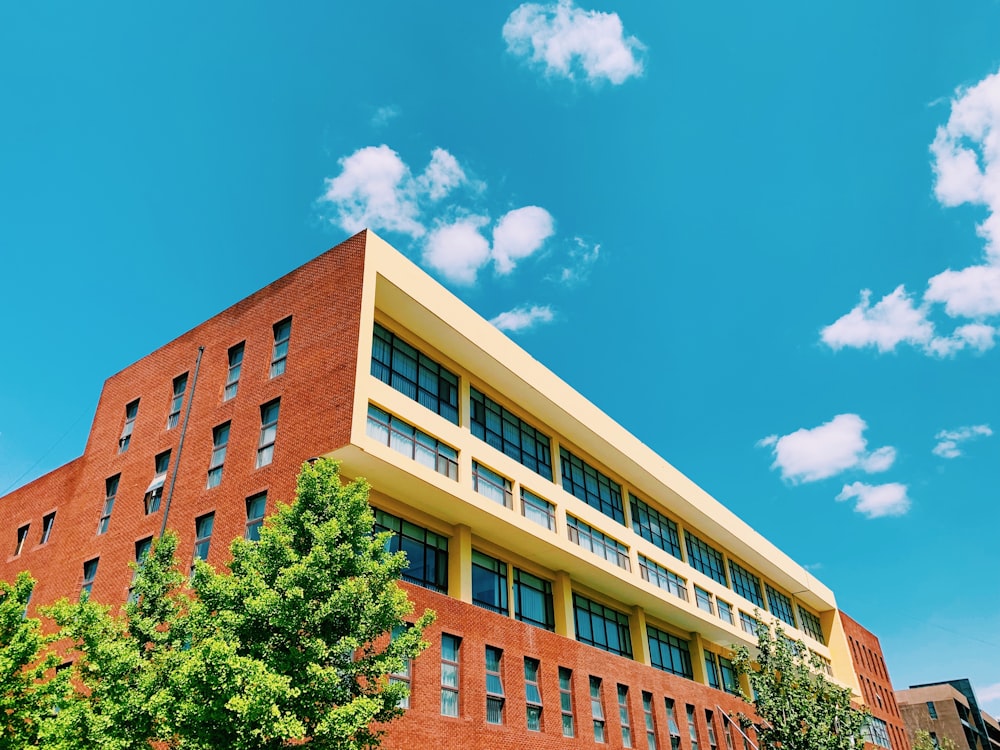 Braunes Betongebäude unter blauem Himmel tagsüber