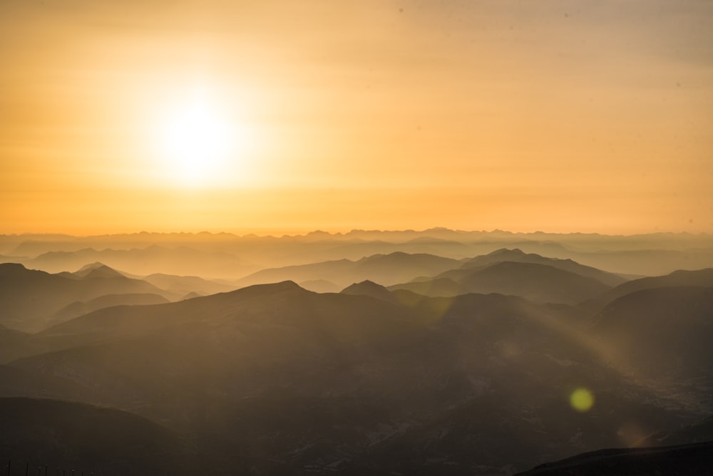 silhueta das montanhas durante o pôr do sol