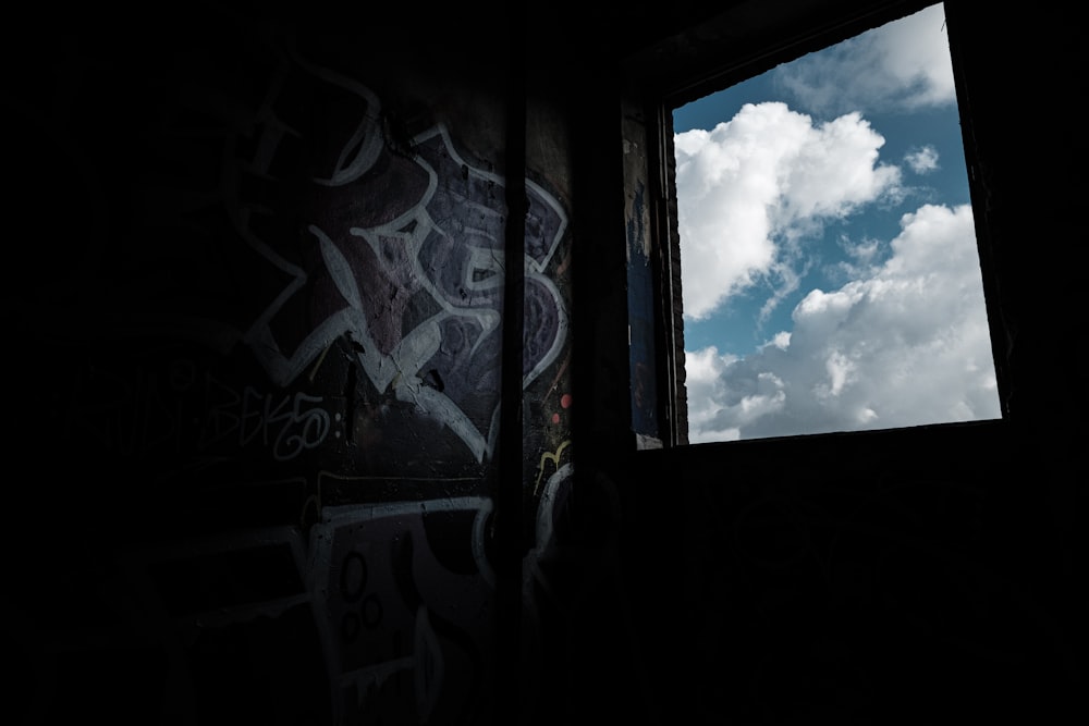 weißblaue und rote Graffiti am Fenster