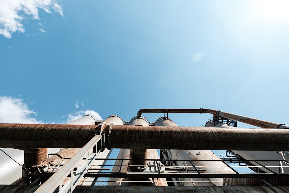 Braun-weißes Betongebäude unter blauem Himmel tagsüber