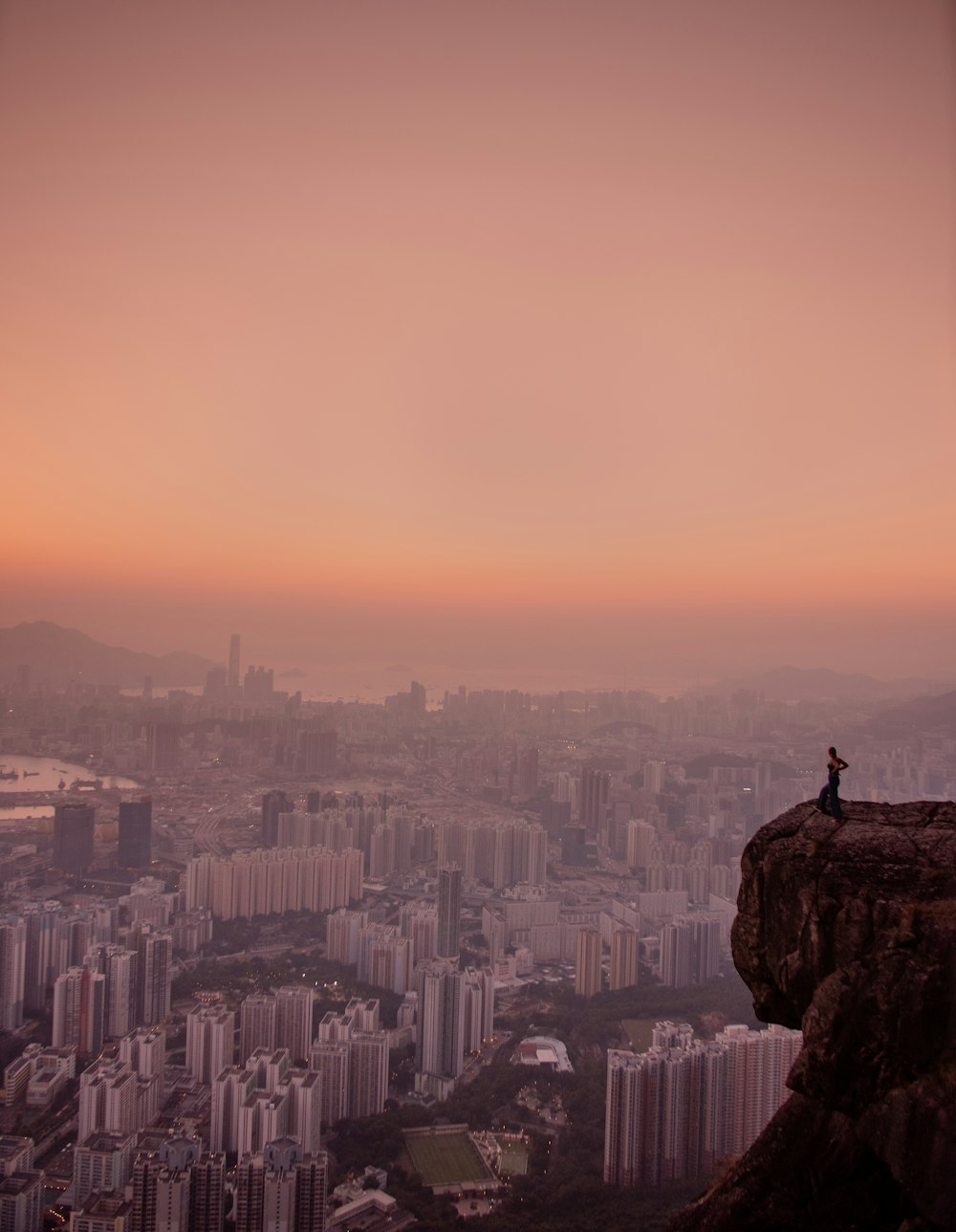 Vue aérienne des bâtiments de la ville au coucher du soleil