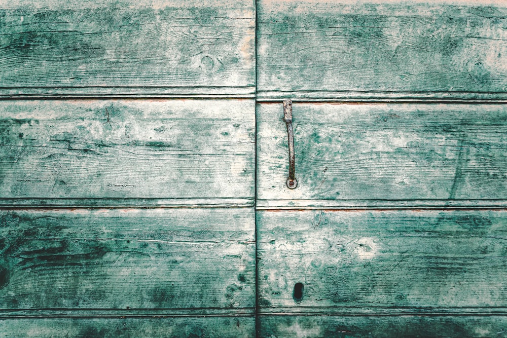 schwarze Holztür mit silbernem Griff