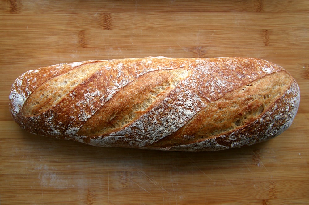 pane su tavolo di legno marrone