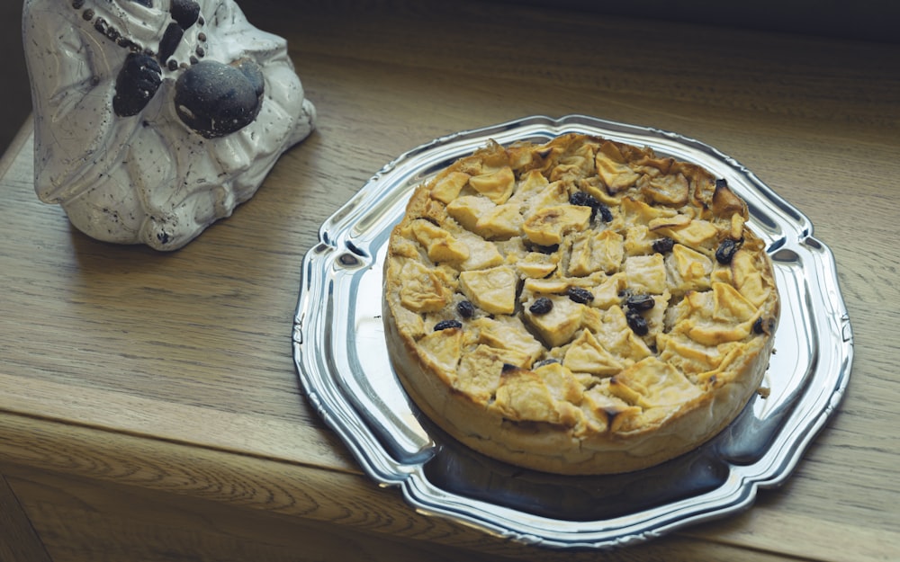 Tarte sur assiette ronde en céramique blanche