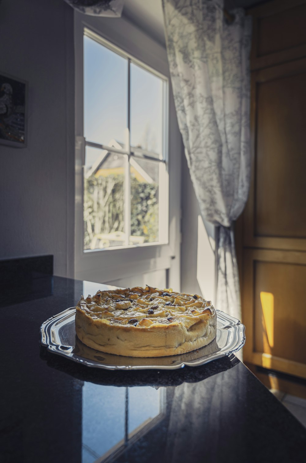 Brauner Kuchen auf Edelstahltablett