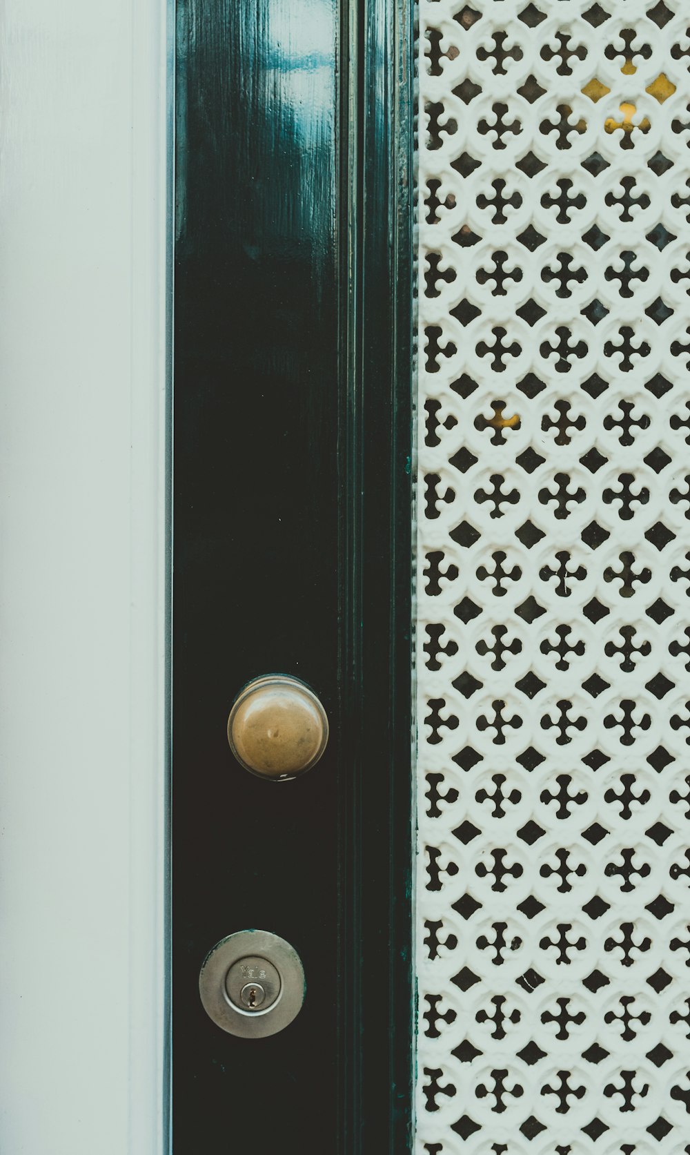 Puerta de madera blanca y negra