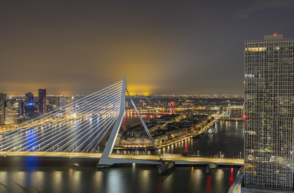 ponte sobre a água durante a noite