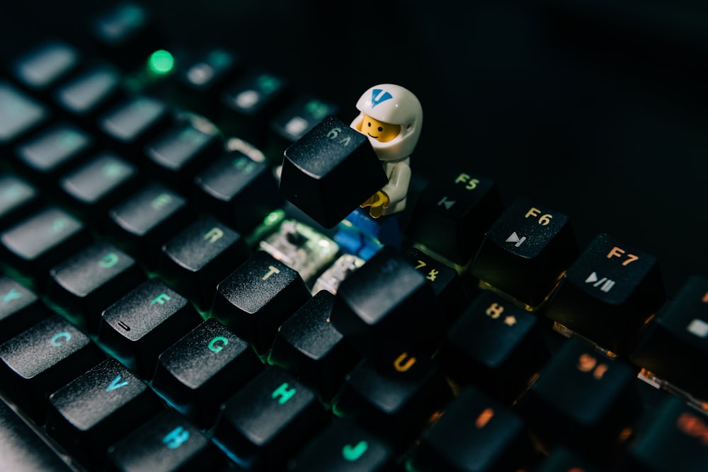 teclado de computador preto e branco