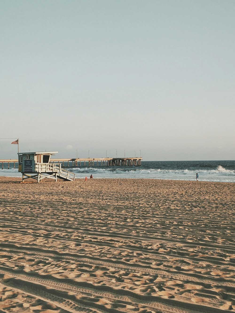 Weißes Holzrettungsschwimmerhaus am Strand tagsüber