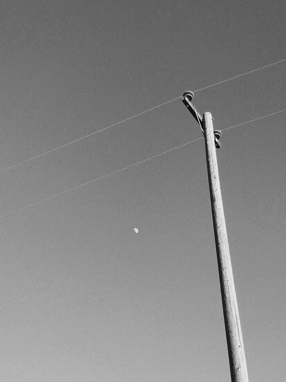 Photo en niveaux de gris d’un lampadaire