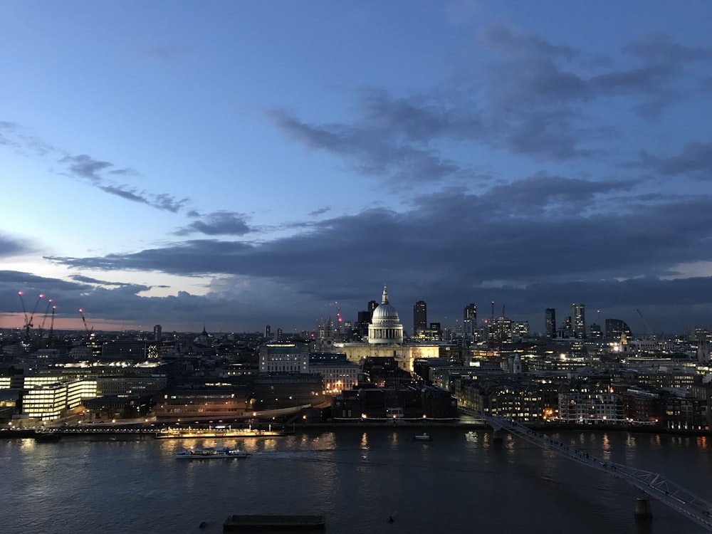 Skyline der Stadt unter blauem Himmel während der Nacht