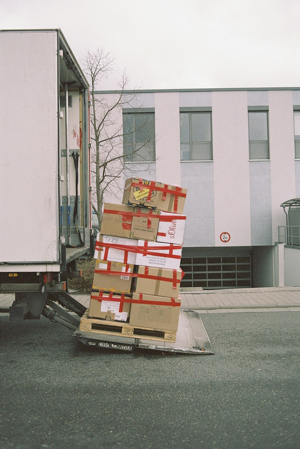 scatole di cartone marrone su strada asfaltata grigia
