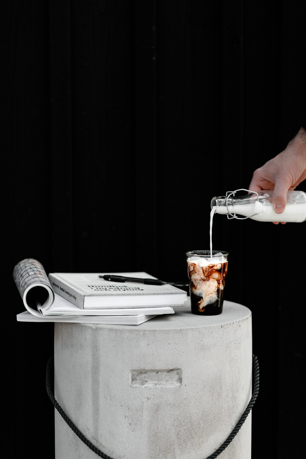 personne versant de l’eau sur un verre à boire transparent