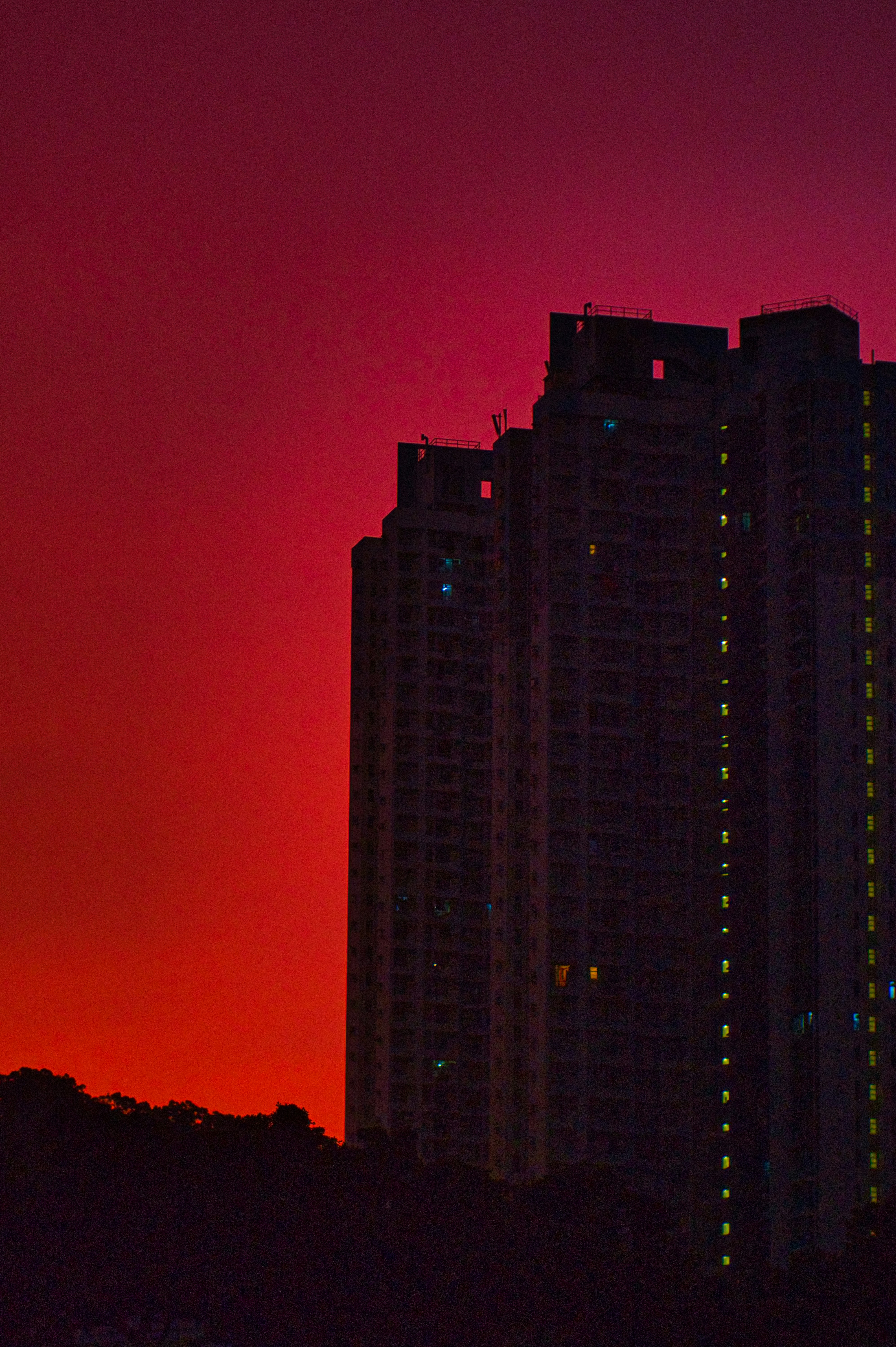 日没時の曇り空の下の高層ビルの写真 Unsplashで見つける建物の無料写真