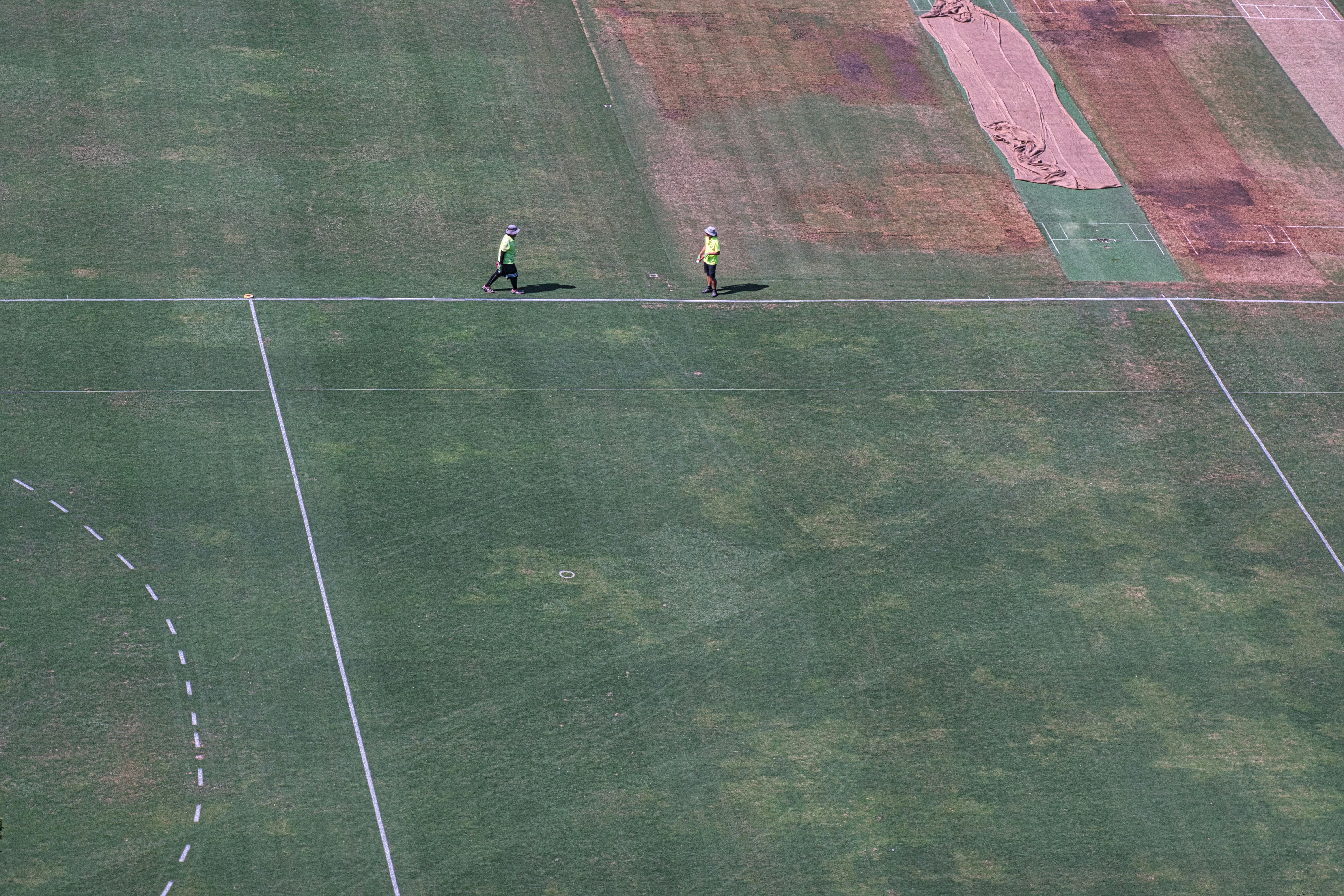 Vista aérea de un partido de fútbol con ambos equipos replegados