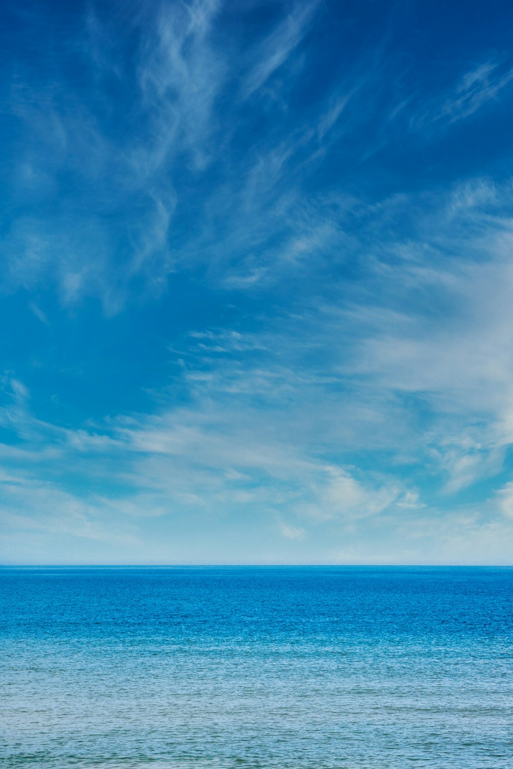 Hình ảnh biển và bầu trời: Giấc mơ của bạn là chinh phục đại dương, nhưng mileu tây không khả thi? Không vấn đề gì khi chỉ cần một tấm ảnh biển và bầu trời. Sự kết hợp hài hòa giữa hai yếu tố thiên nhiên này sẽ khiến bạn cảm thấy bình yên và hòa mình vào thiên nhiên.