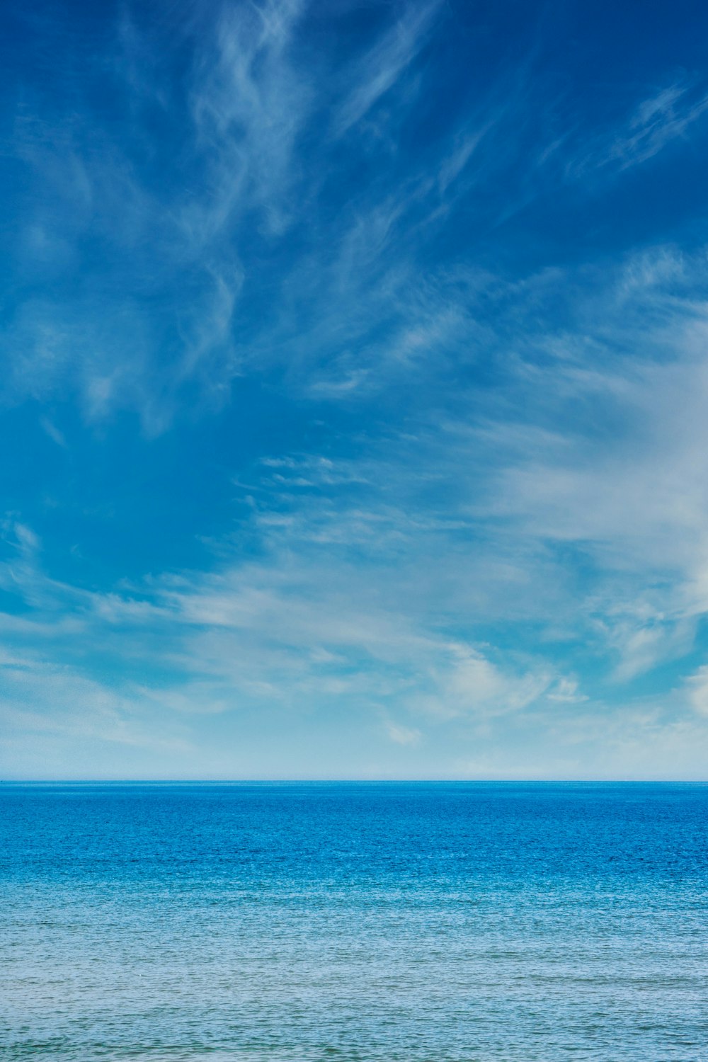 ciel bleu et nuages blancs