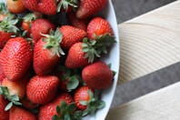 récolte de fraises en pot