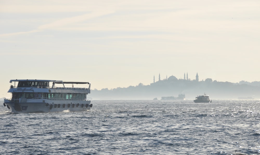 weißes Boot tagsüber auf See