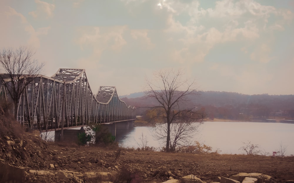 Braune Holzbrücke über den Fluss