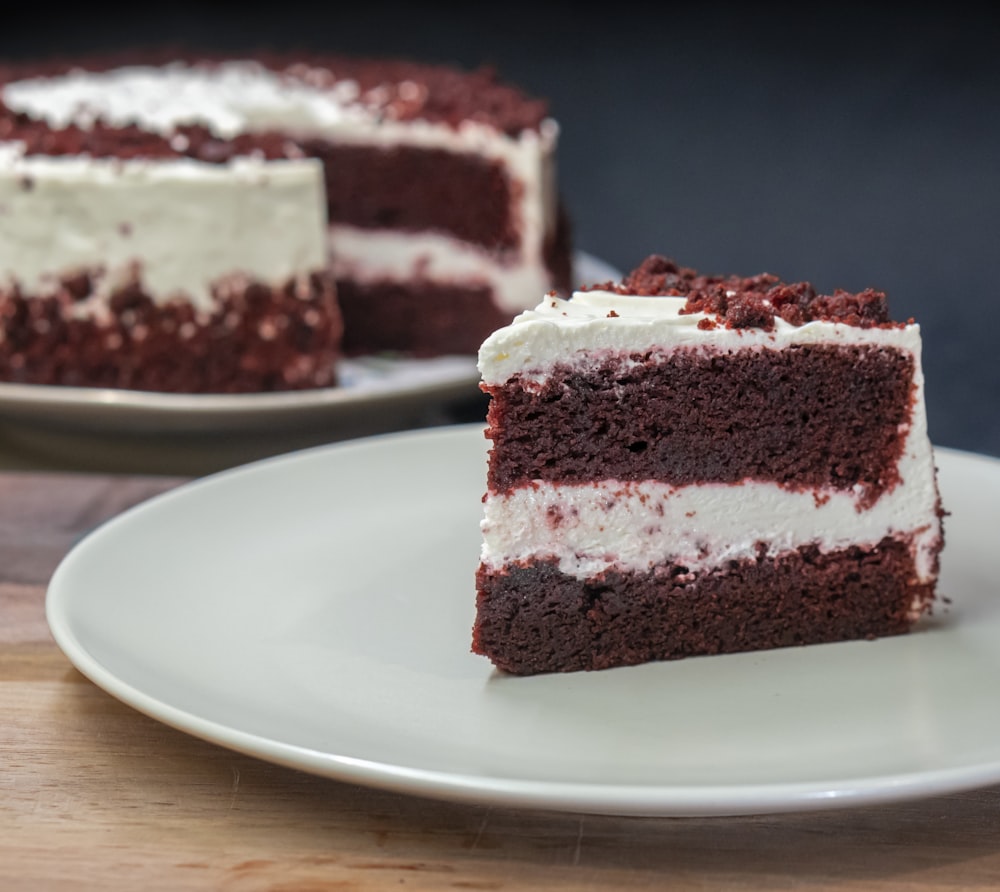 Kuchen in Scheiben geschnitten auf weißem Keramikteller