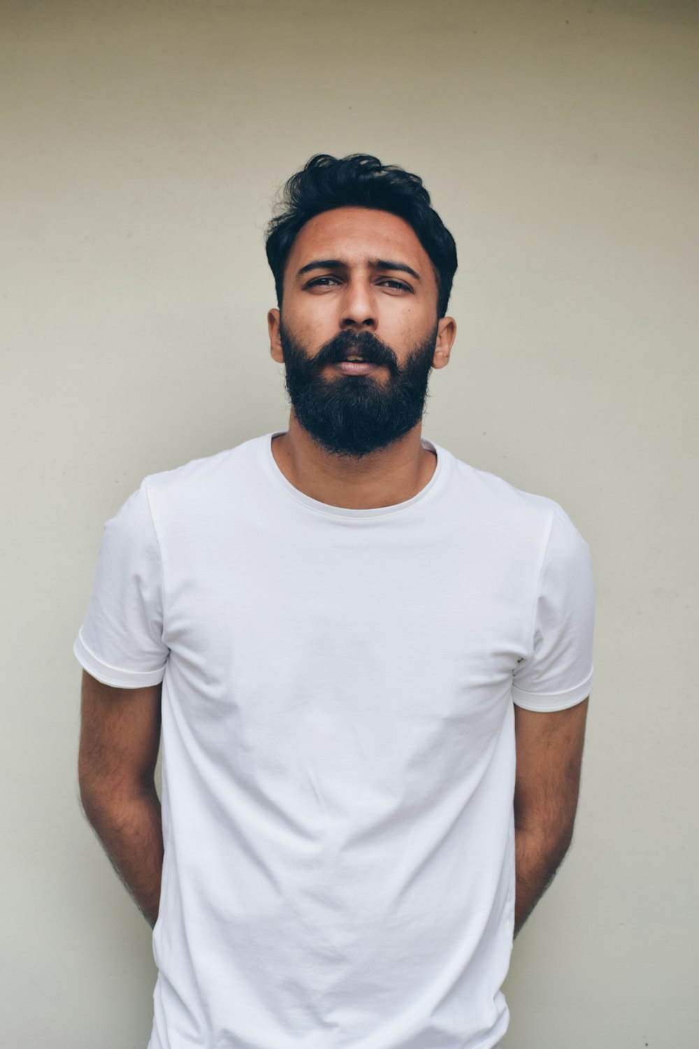 Hombre con camiseta blanca de cuello redondo