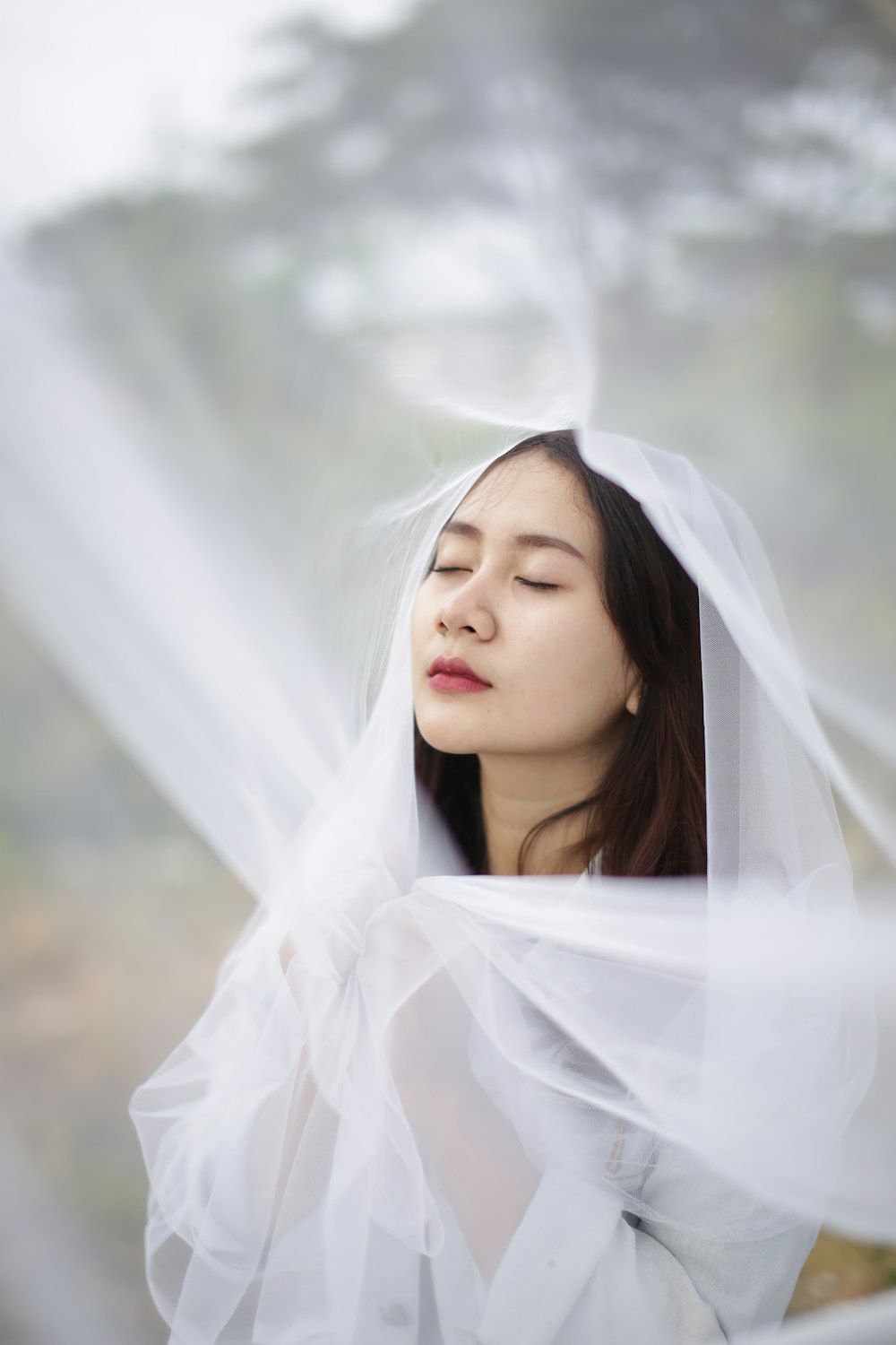 a woman with a veil on her head