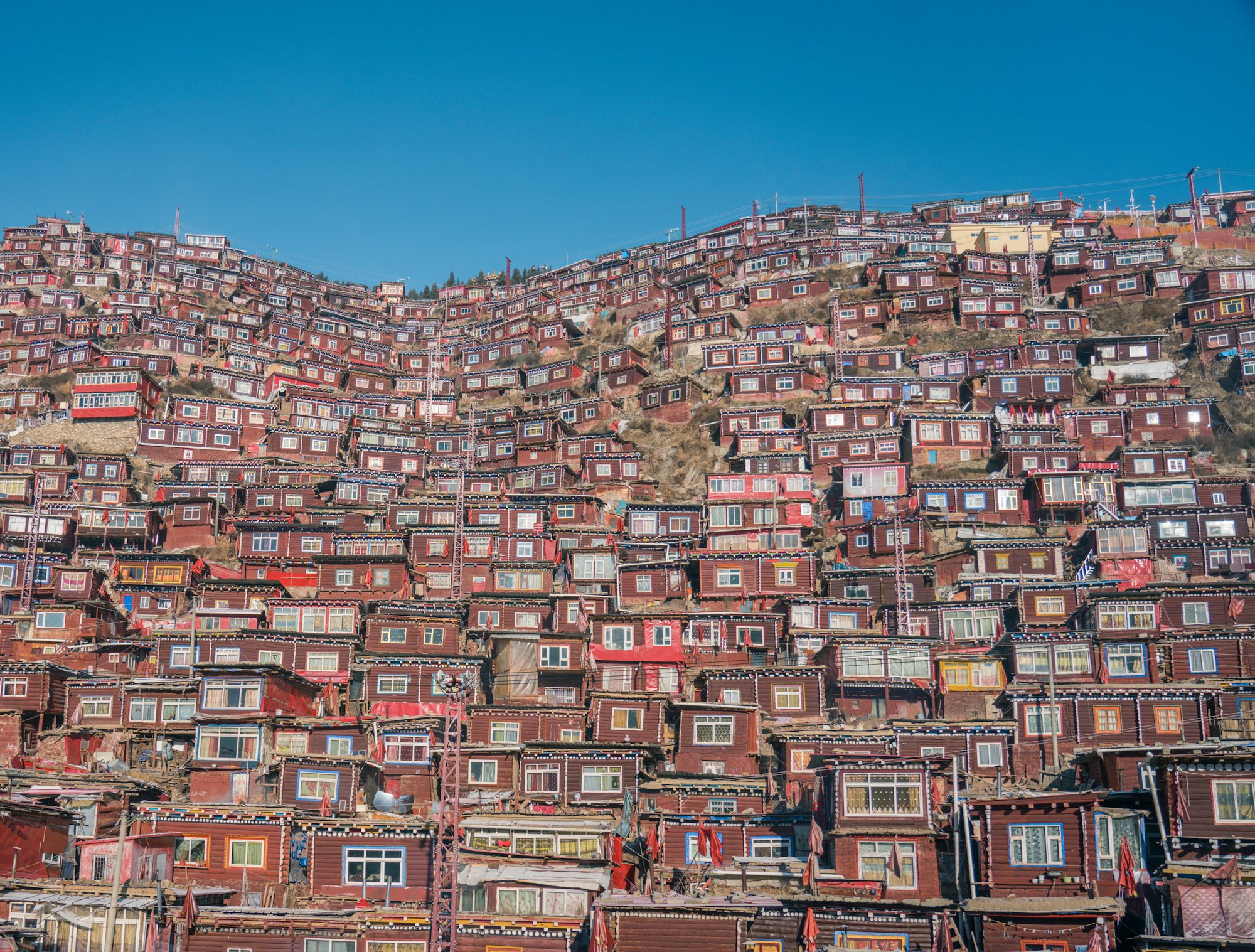 Empresas pagam menos para influenciadores digitais de favela, aponta pesquisa