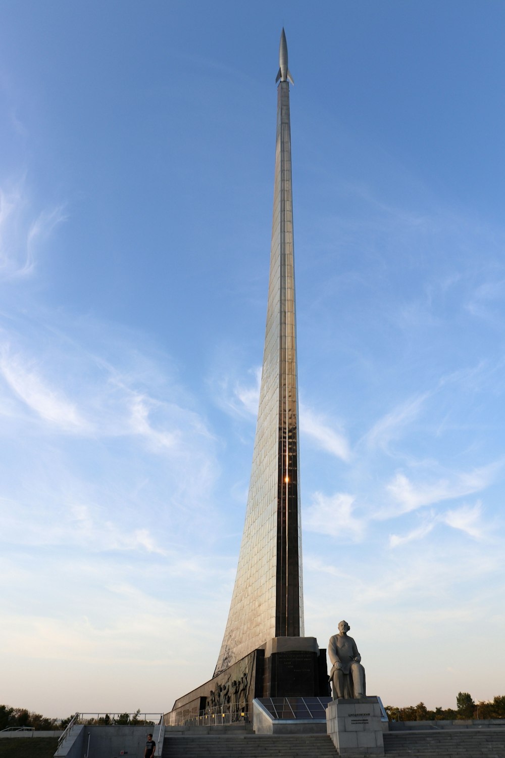 Bâtiment en béton gris sous le ciel bleu pendant la journée