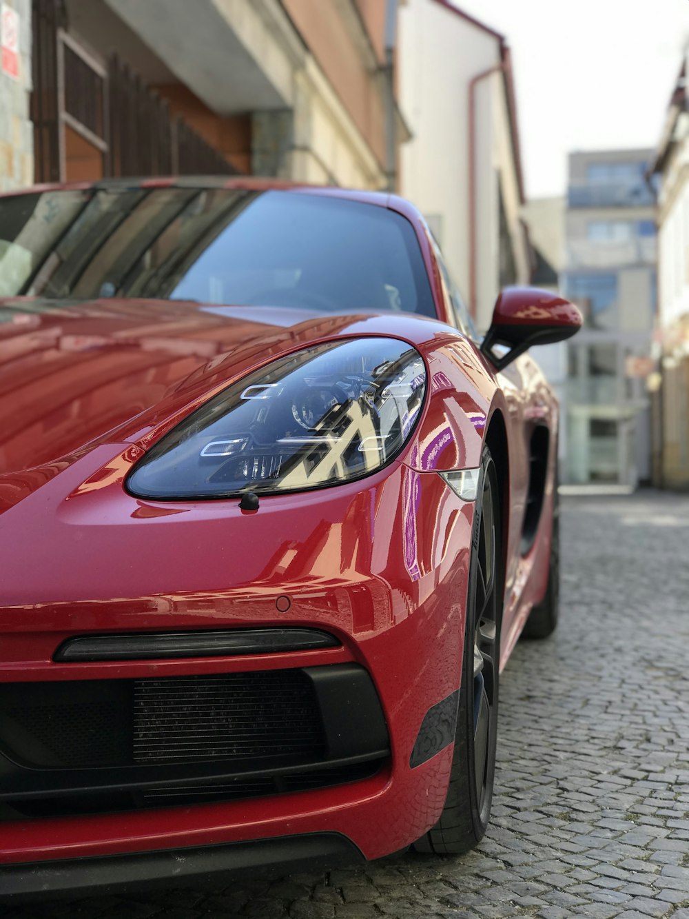 carro ferrari vermelho estacionado na rua durante o dia