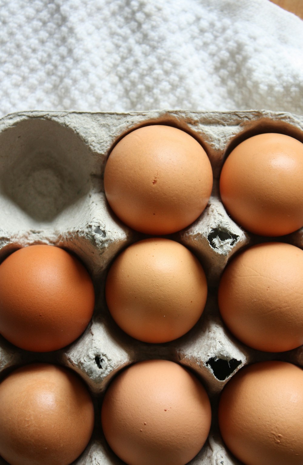 Uova marroni su vassoio per uova grigio